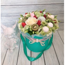 Шляпная коробка с цветами, клубникой и зефиром