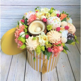 Шляпная коробка с фруктами, зефиром и цветами